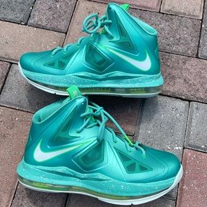 Nike LeBron 10 GS 'Easter' Size 7Y